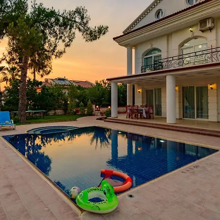 Willa Musa - 5 Bedroom In Hisaronu *